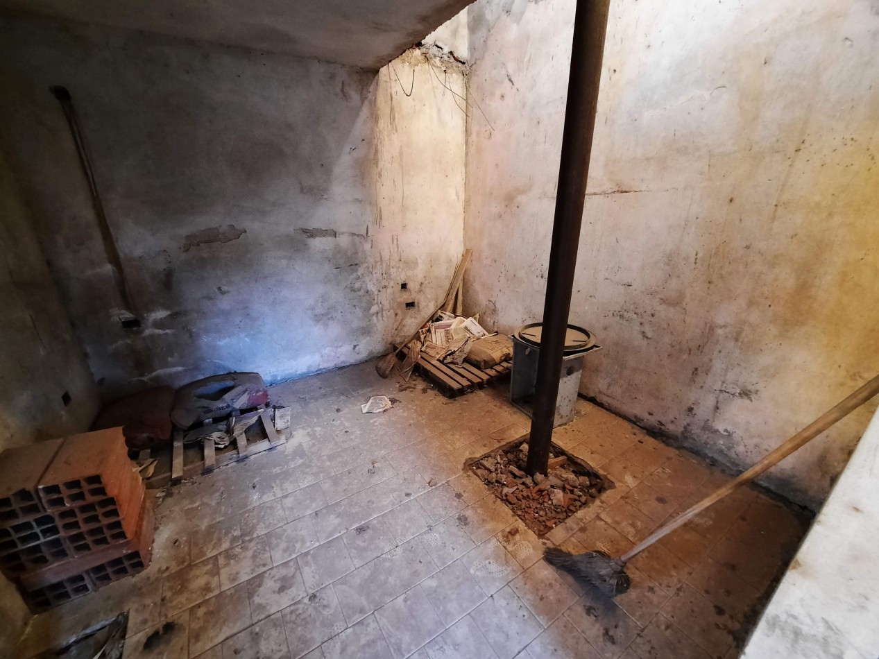 SE VENDE GRAN TERRENO , COCHERAS Y CASA A TERMINAR !!!!
