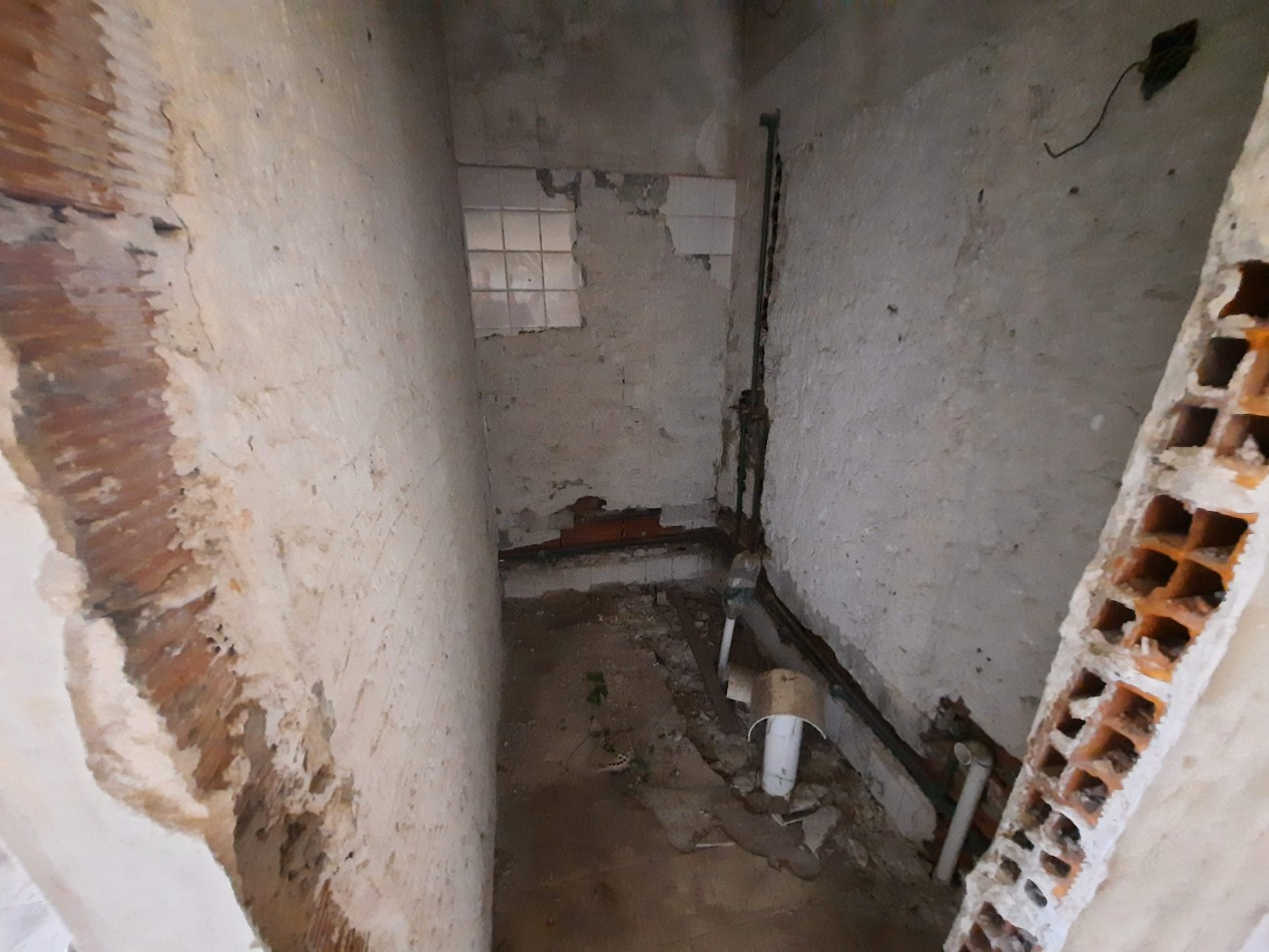 SE VENDE GRAN TERRENO , COCHERAS Y CASA A TERMINAR !!!!