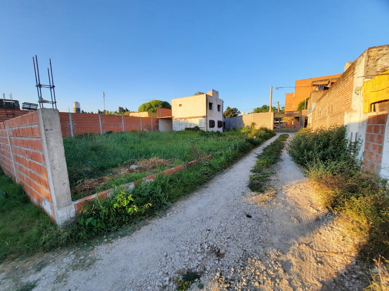 SE VENDE GRAN TERRENO , COCHERAS Y CASA A TERMINAR !!!!
