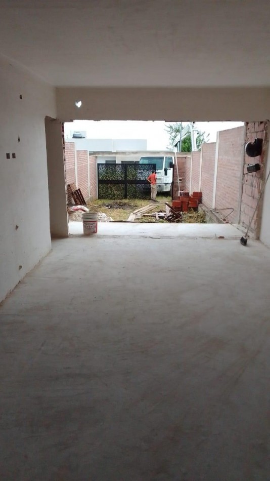 TRIPLEX EN CONSTRUCCION CON VISTA AL RIO.
