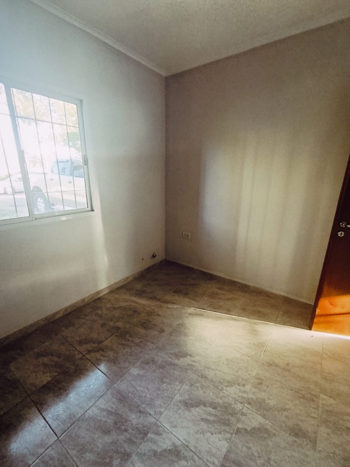 Amplia y moderna casa en calle Garrigo.