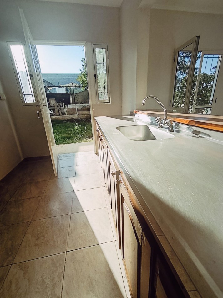 Amplia y moderna casa en calle Garrigo.