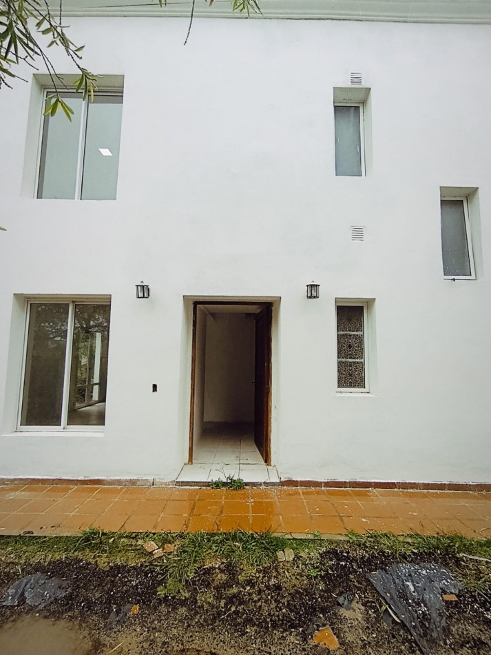 Amplia casa en Complejo  Zona Toma.