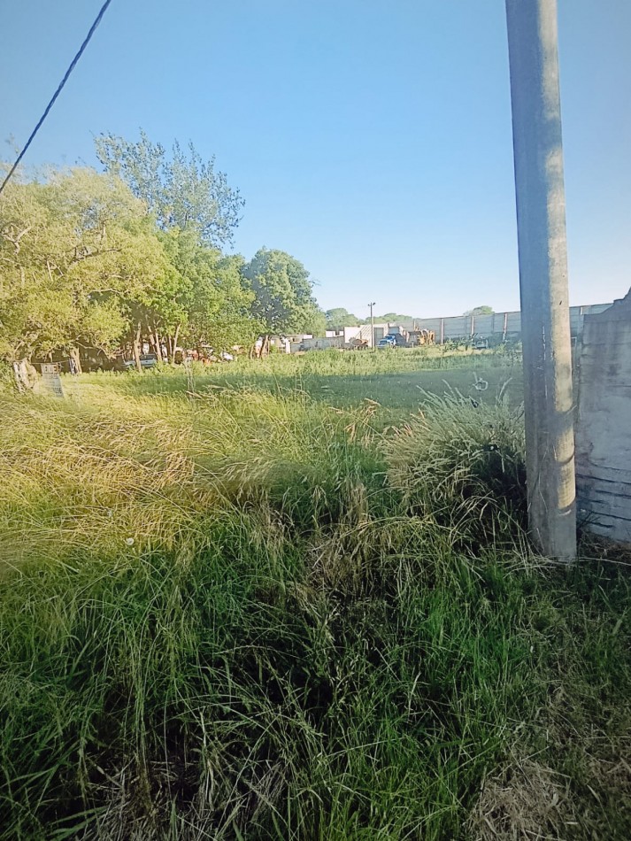 Terreno  de gran tamaño total o dividido excelente zona. 