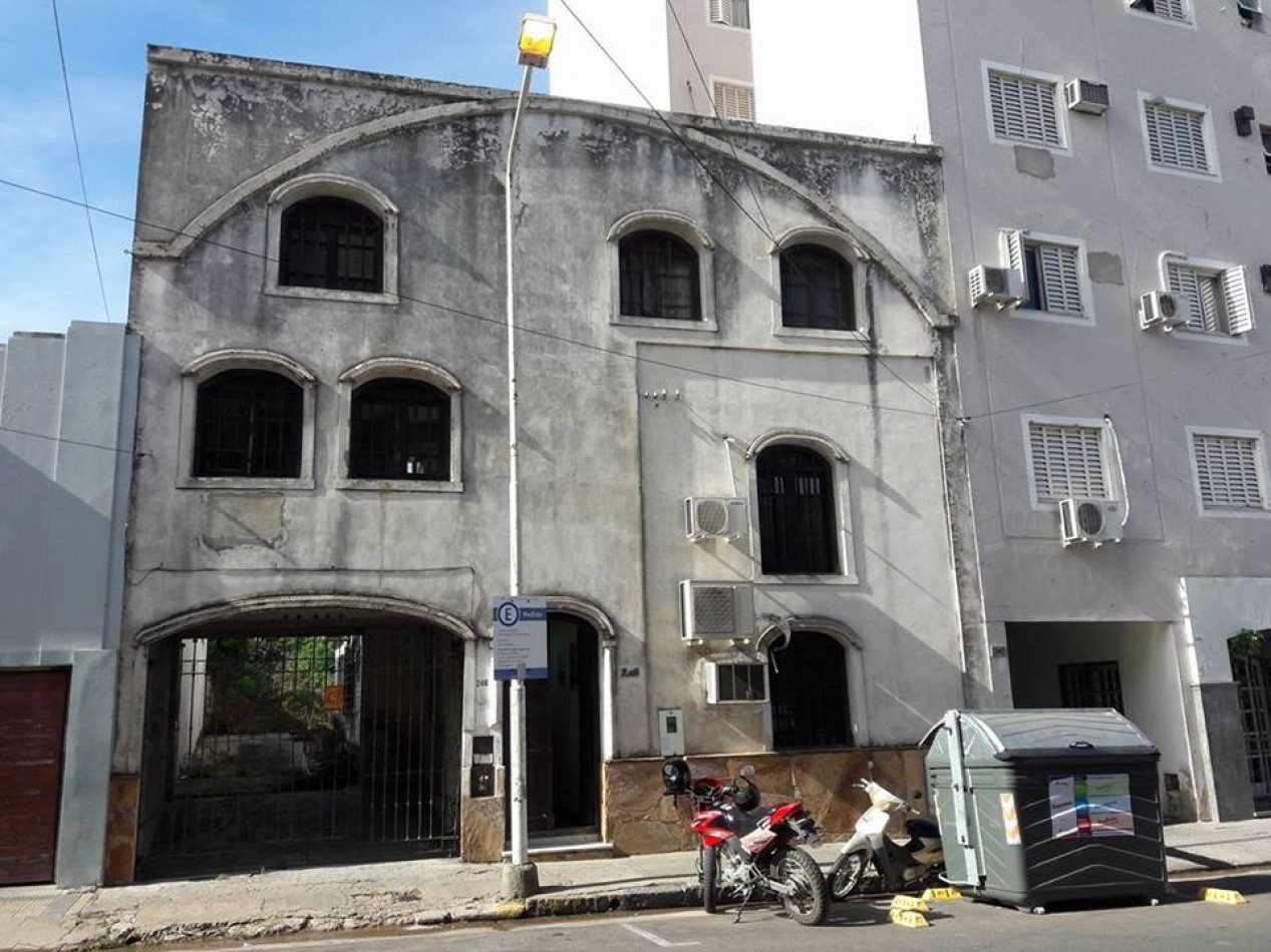 Casona y terreno de gran superficie en Centro Civico. 