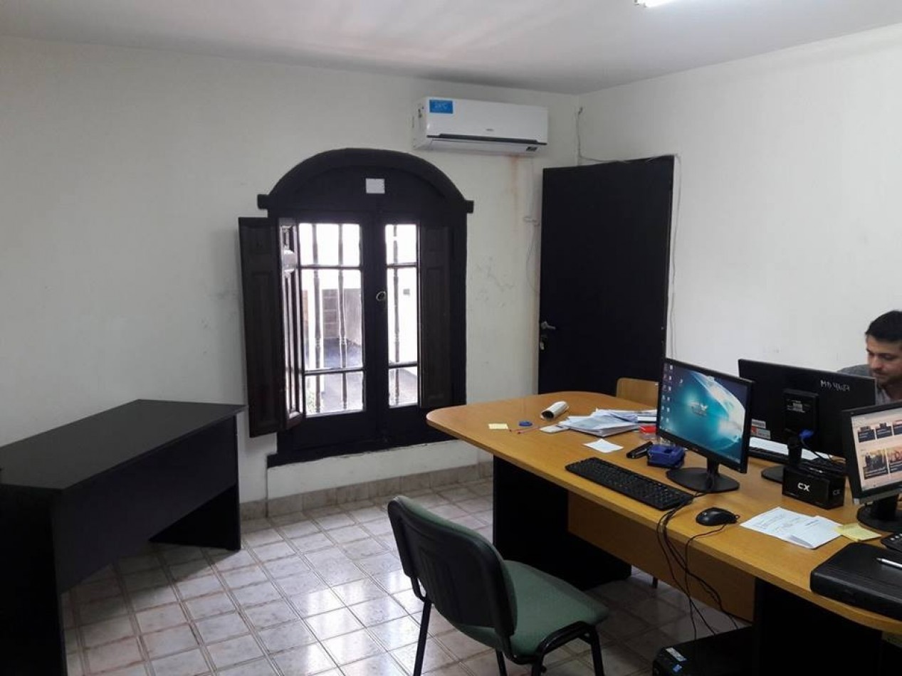 Casona y terreno de gran superficie en Centro Civico. 