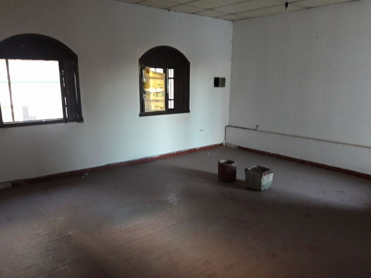 Casona y terreno de gran superficie en Centro Civico. 
