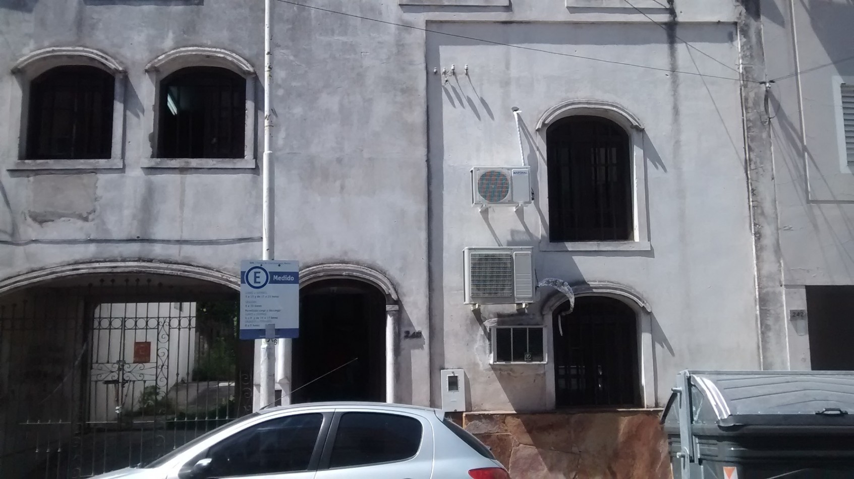 Casona y terreno de gran superficie en Centro Civico. 