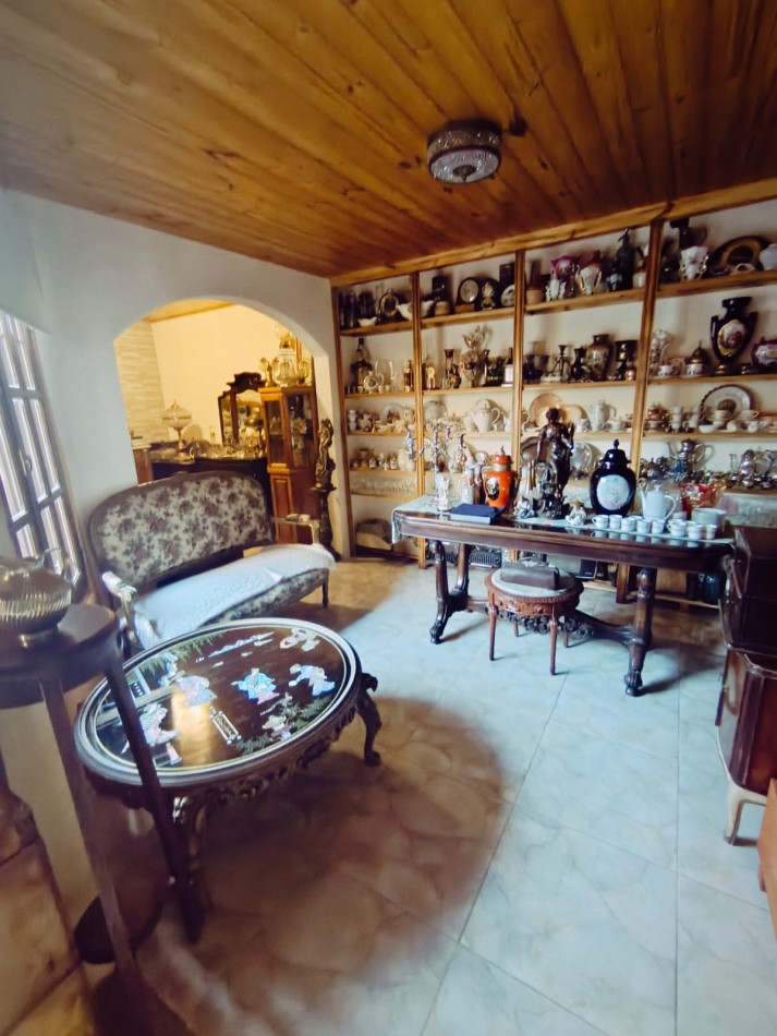 En venta exclusiva y exquisita casa de 3 dormitorios con pileta zona Brown y Grella 