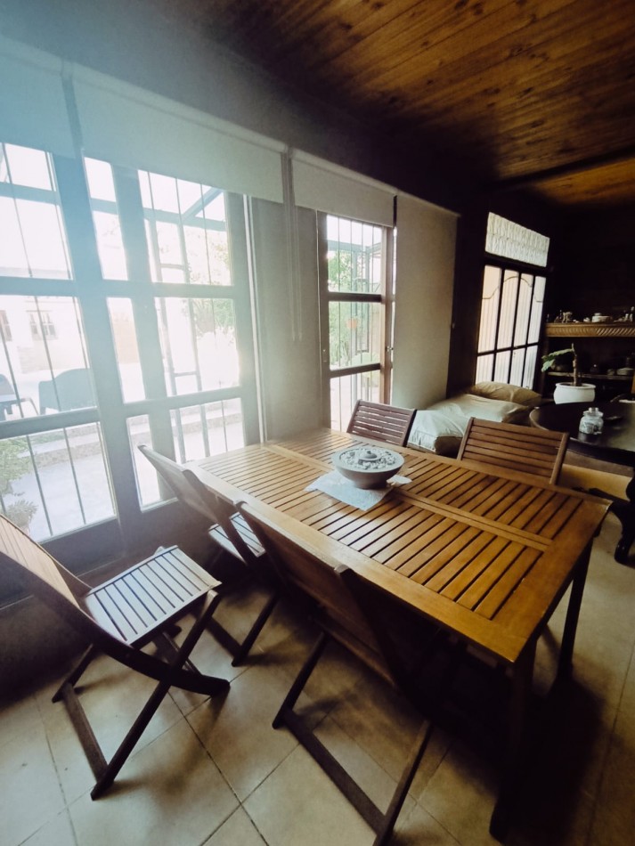 En venta exclusiva y exquisita casa de 3 dormitorios con pileta zona Brown y Grella 