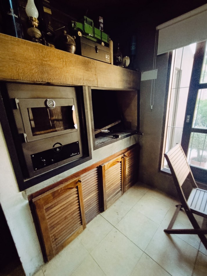 En venta exclusiva y exquisita casa de 3 dormitorios con pileta zona Brown y Grella 