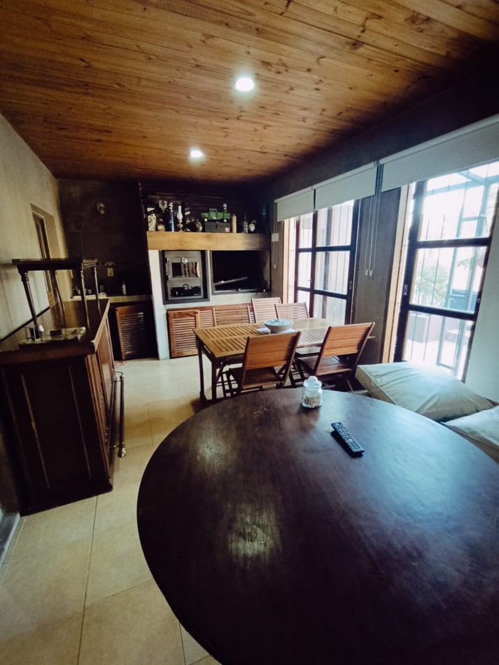 En venta exclusiva y exquisita casa de 3 dormitorios con pileta zona Brown y Grella 