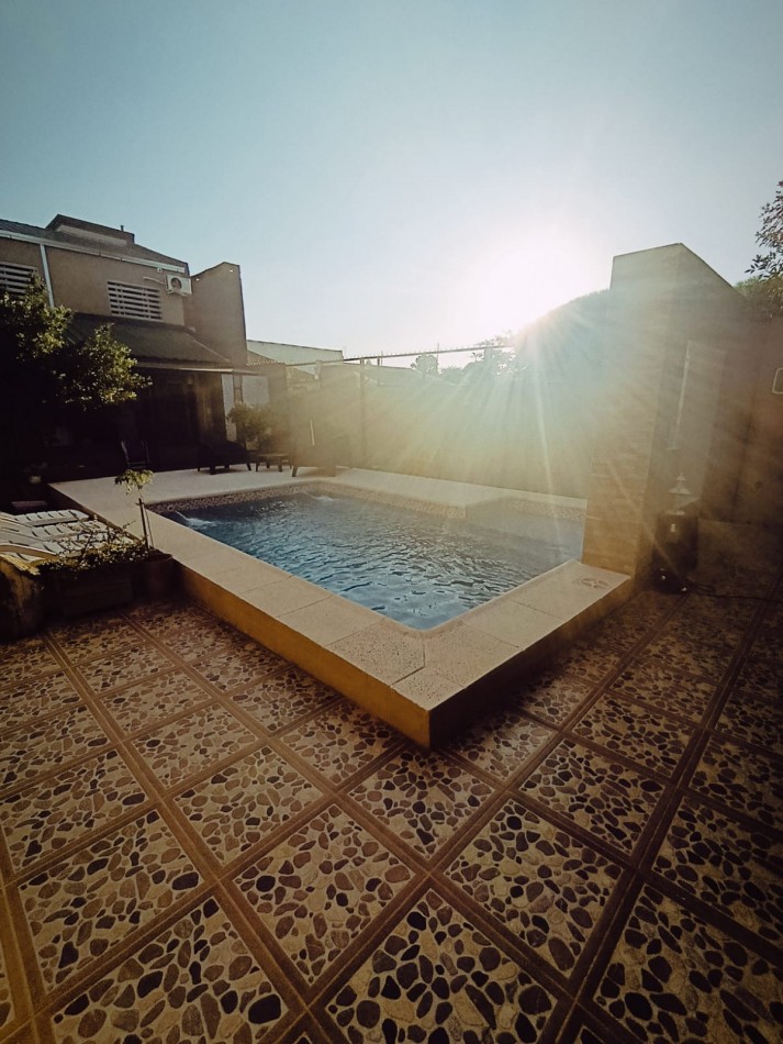 En venta exclusiva y exquisita casa de 3 dormitorios con pileta zona Brown y Grella 