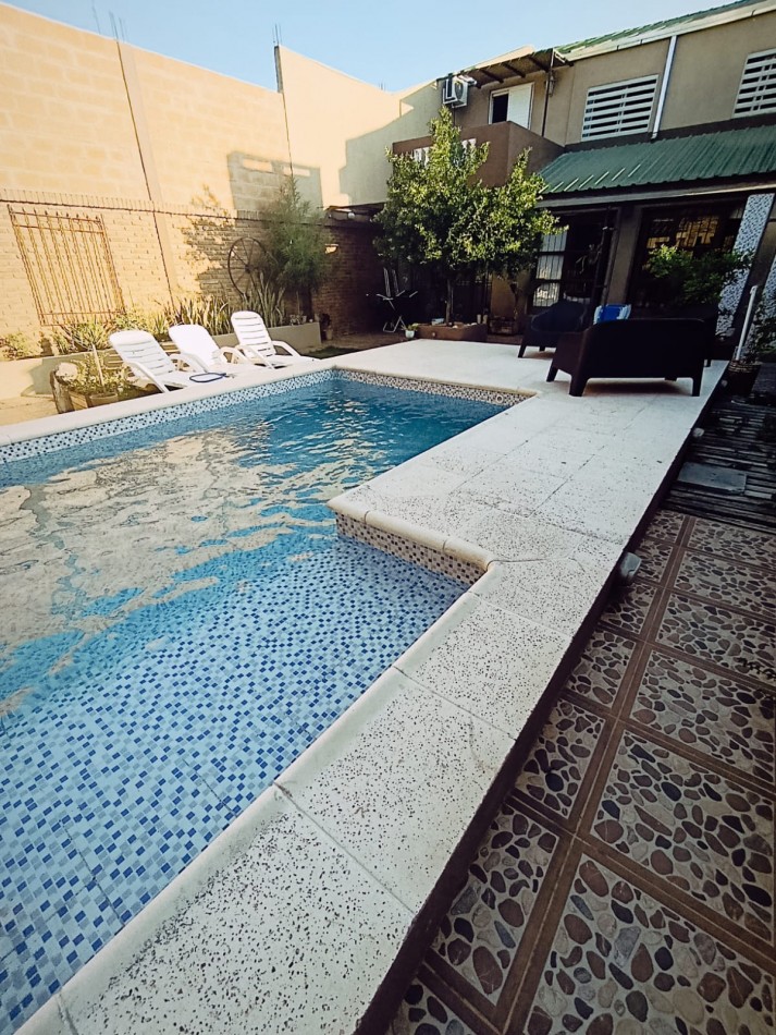 En venta exclusiva y exquisita casa de 3 dormitorios con pileta zona Brown y Grella 