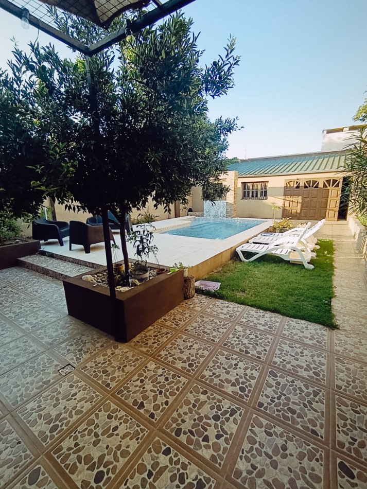 En venta exclusiva y exquisita casa de 3 dormitorios con pileta zona Brown y Grella 
