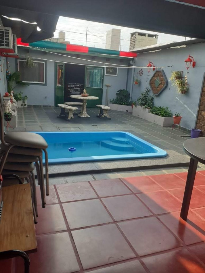 Muy linda casa con pileta y super funcional. (puede venderse amoblada completa )