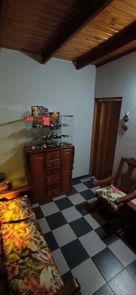 Muy linda casa con pileta y super funcional. (puede venderse amoblada completa )