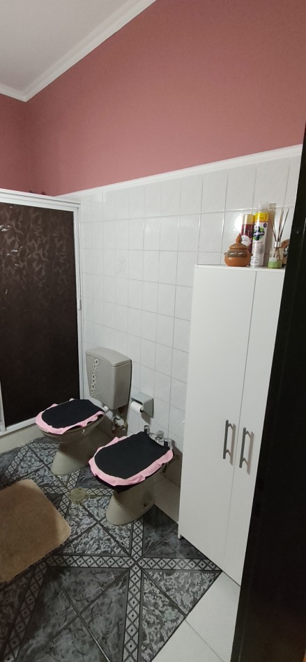 Muy linda casa con pileta y super funcional. (puede venderse amoblada completa )