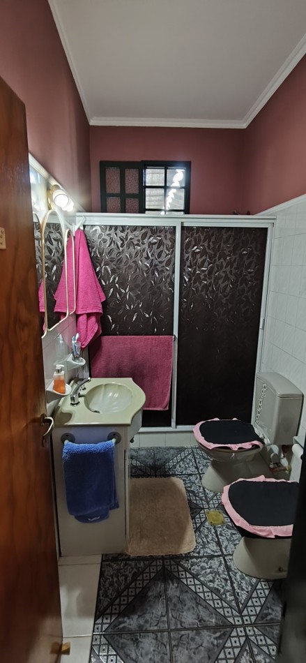 Muy linda casa con pileta y super funcional. (puede venderse amoblada completa )