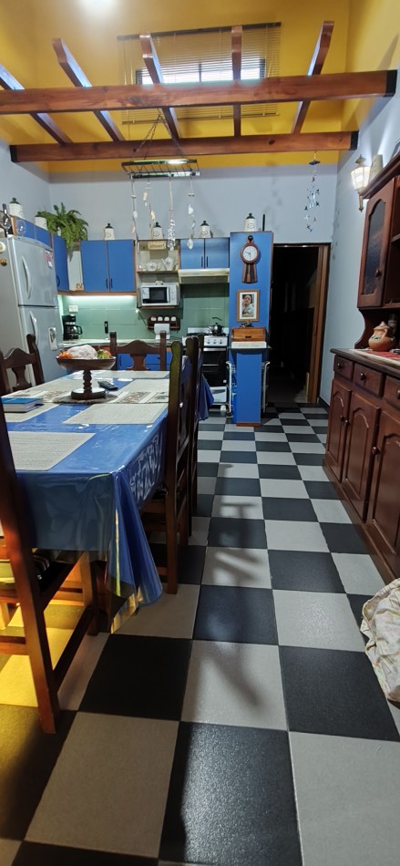 Muy linda casa con pileta y super funcional. (puede venderse amoblada completa )