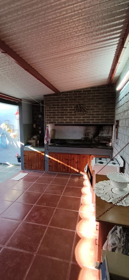 Muy linda casa con pileta y super funcional. (puede venderse amoblada completa )