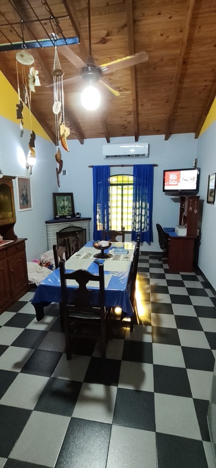 Muy linda casa con pileta y super funcional. (puede venderse amoblada completa )