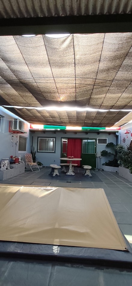 Muy linda casa con pileta y super funcional. (puede venderse amoblada completa )