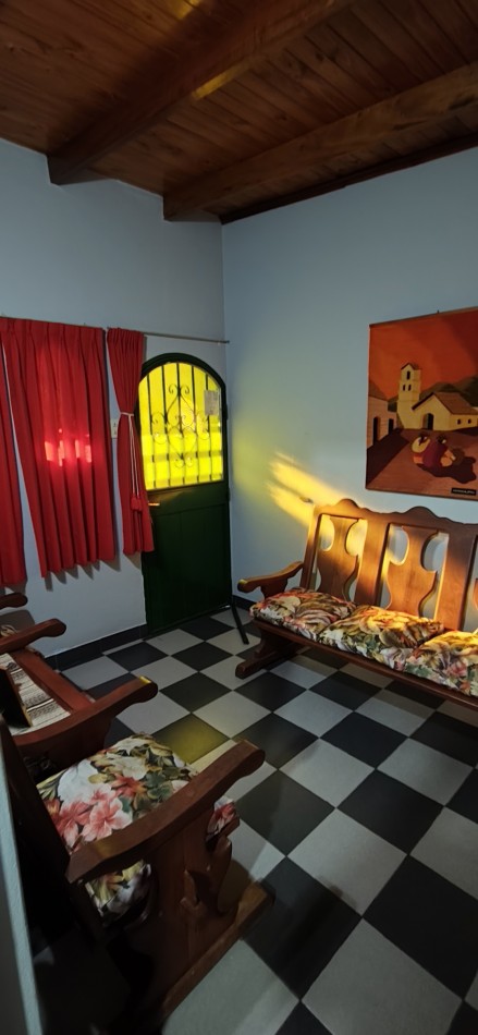 Muy linda casa con pileta y super funcional. (puede venderse amoblada completa )