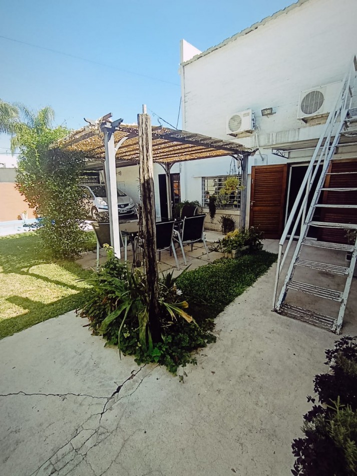 Casa en esquina con pileta y quincho - Zona Escuela de Policia, Parana 