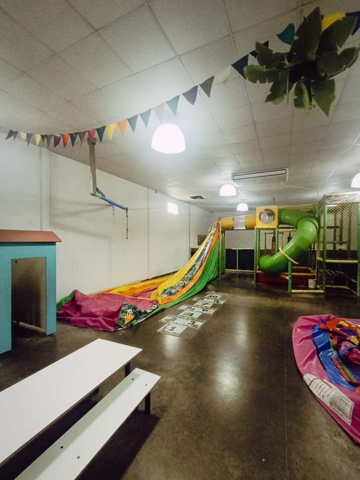 Oportunidad comercial en esquina - Salon de eventos + peluqueria