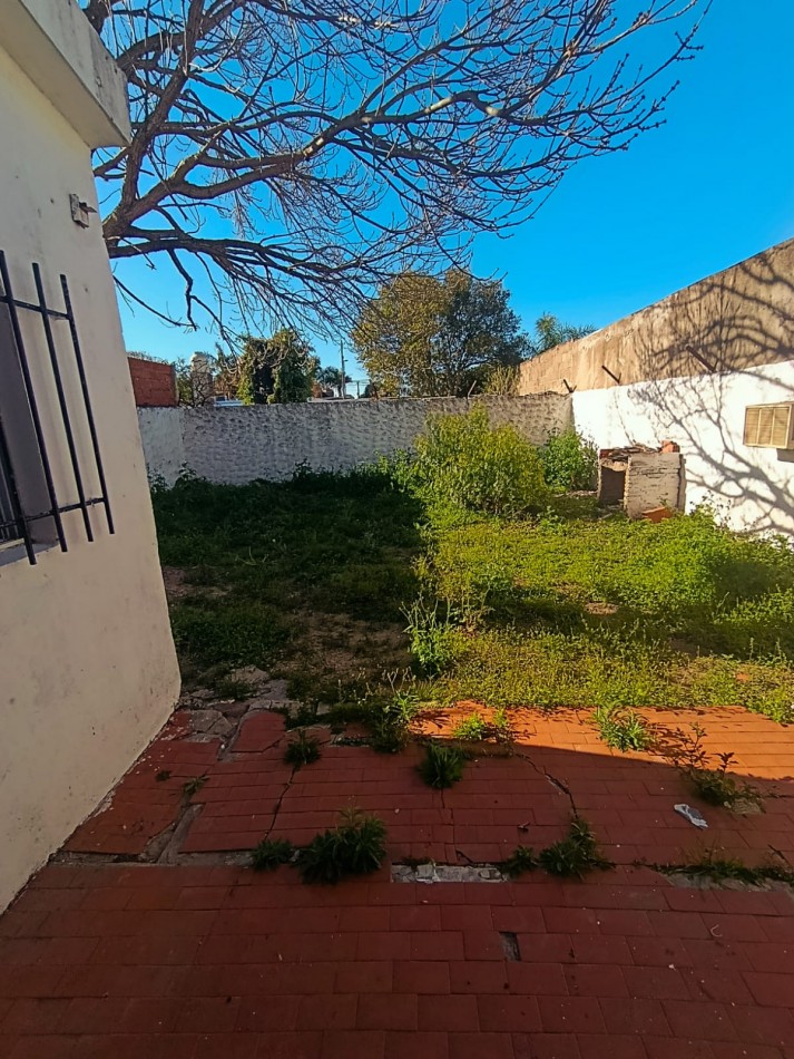 En venta casa 3 dormitorios Domingo Comas al 400