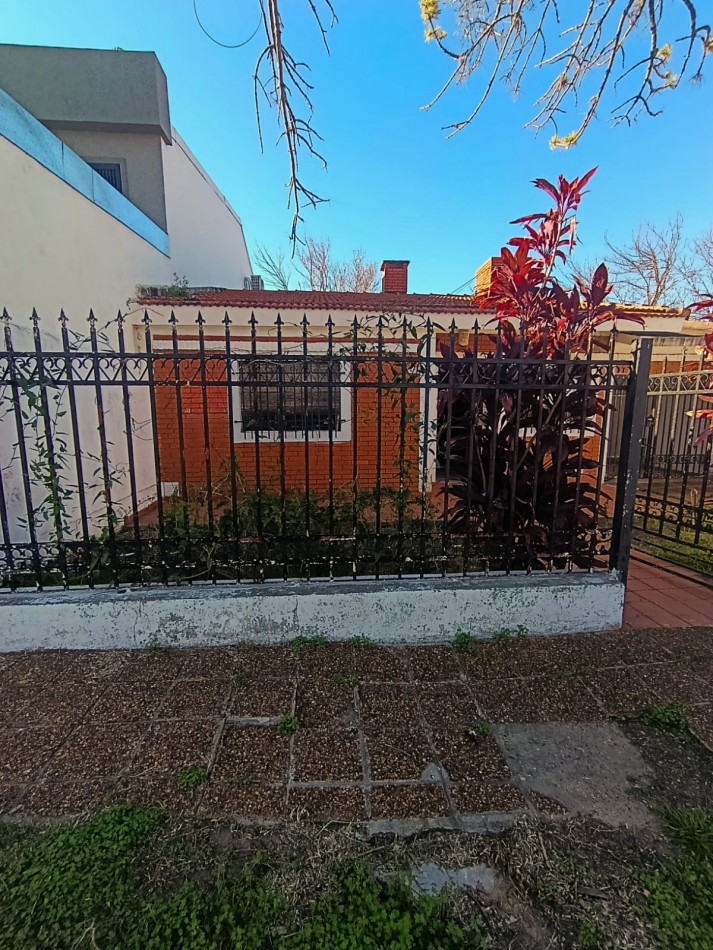 En venta casa 3 dormitorios Domingo Comas al 400