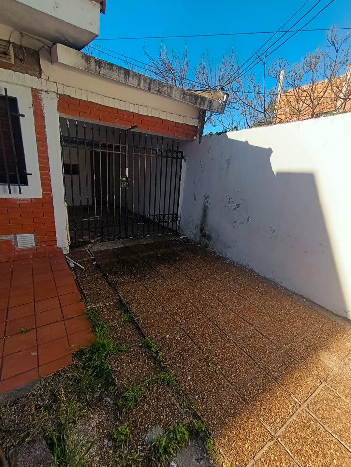 En venta casa 3 dormitorios Domingo Comas al 400