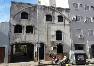 Casona y terreno de gran superficie en Centro Civico. 