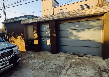 En venta exclusiva y exquisita casa de 3 dormitorios con pileta zona Brown y Grella 