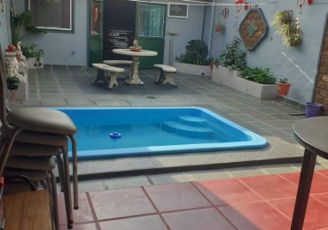 Muy linda casa con pileta y super funcional. (puede venderse amoblada completa )